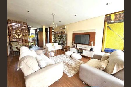 Casa à venda com 4 quartos, 350m² em Cidade São Francisco, São Paulo