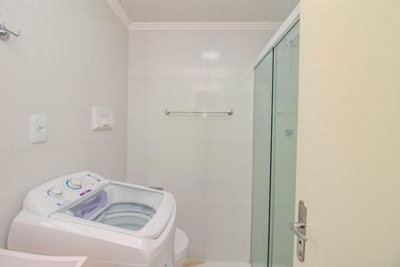 Banheiro de apartamento para alugar com 1 quarto, 29m² em Jardim Dona Leopoldina, Porto Alegre