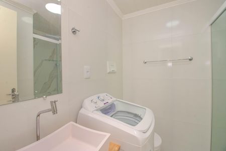 Banheiro de apartamento para alugar com 1 quarto, 29m² em Jardim Dona Leopoldina, Porto Alegre