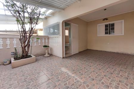 Casa à venda com 204m², 2 quartos e 2 vagas Casa à venda com 204m², 2 quartos e 2 vagasQuintal - Garagem