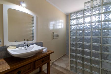Casa à venda com 335m², 7 quartos e 2 vagas Casa à venda com 335m², 7 quartos e 2 vagasBanheiro da Suíte 2