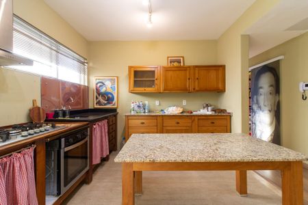 Casa à venda com 335m², 7 quartos e 2 vagas Casa à venda com 335m², 7 quartos e 2 vagasCozinha