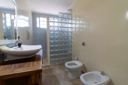 Casa à venda com 335m², 7 quartos e 2 vagas Casa à venda com 335m², 7 quartos e 2 vagasBanheiro da Suíte 2