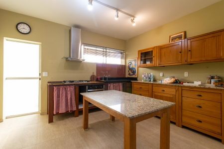 Casa à venda com 335m², 7 quartos e 2 vagas Casa à venda com 335m², 7 quartos e 2 vagasCozinha