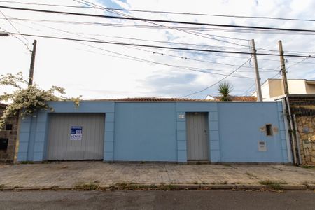 Casa à venda com 335m², 7 quartos e 2 vagas Casa à venda com 335m², 7 quartos e 2 vagasFachada