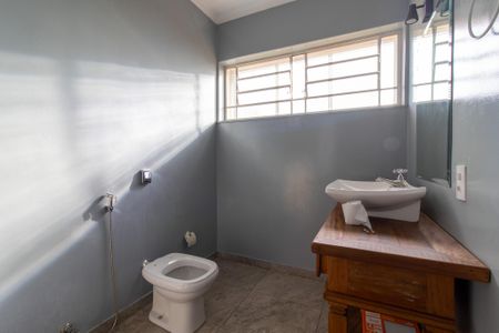 Casa à venda com 335m², 7 quartos e 2 vagas Casa à venda com 335m², 7 quartos e 2 vagasBanheiro da Suíte 1