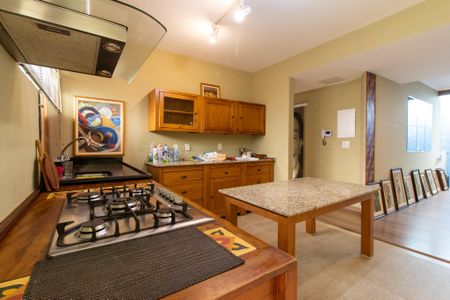Casa à venda com 335m², 7 quartos e 2 vagas Casa à venda com 335m², 7 quartos e 2 vagasCozinha