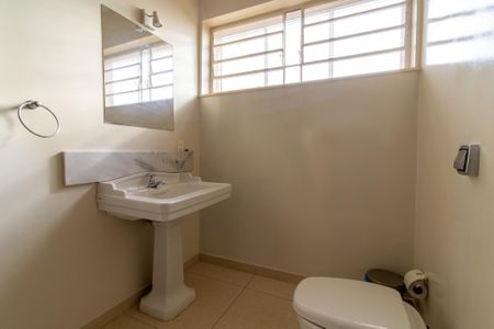 Casa à venda com 335m², 7 quartos e 2 vagas Casa à venda com 335m², 7 quartos e 2 vagasBanheiro Social