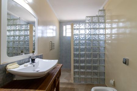 Casa à venda com 335m², 7 quartos e 2 vagas Casa à venda com 335m², 7 quartos e 2 vagasBanheiro da Suíte 2