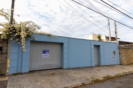 Casa à venda com 335m², 7 quartos e 2 vagas Casa à venda com 335m², 7 quartos e 2 vagasFachada