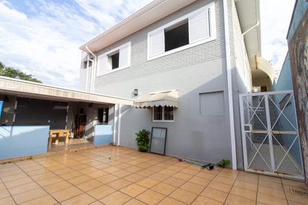 Casa à venda com 335m², 7 quartos e 2 vagas Casa à venda com 335m², 7 quartos e 2 vagasÁrea externa