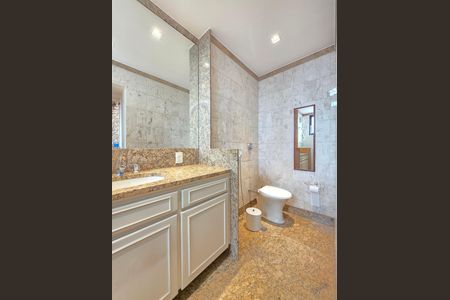 Apartamento à venda com 302m², 4 quartos e 3 vagas Apartamento à venda com 302m², 4 quartos e 3 vagasBanheiro da Suíte 3