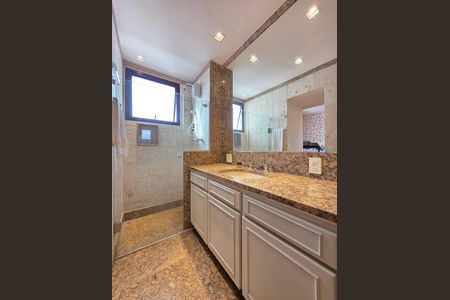 Apartamento à venda com 302m², 4 quartos e 3 vagas Apartamento à venda com 302m², 4 quartos e 3 vagasBanheiro da Suíte 3