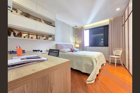 Apartamento à venda com 302m², 4 quartos e 3 vagas Apartamento à venda com 302m², 4 quartos e 3 vagasQuarto Suíte 2