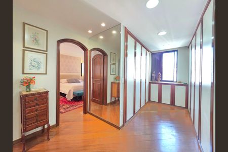 Apartamento à venda com 302m², 4 quartos e 3 vagas Apartamento à venda com 302m², 4 quartos e 3 vagasCloset da Suíte Master