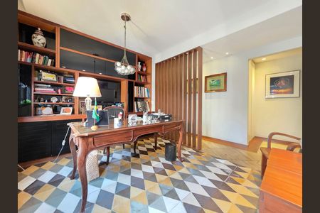 Apartamento à venda com 302m², 4 quartos e 3 vagas Apartamento à venda com 302m², 4 quartos e 3 vagasEscritório
