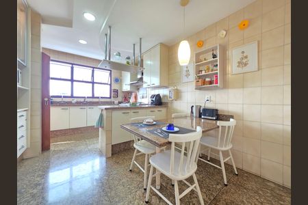 Apartamento à venda com 302m², 4 quartos e 3 vagas Apartamento à venda com 302m², 4 quartos e 3 vagasCozinha