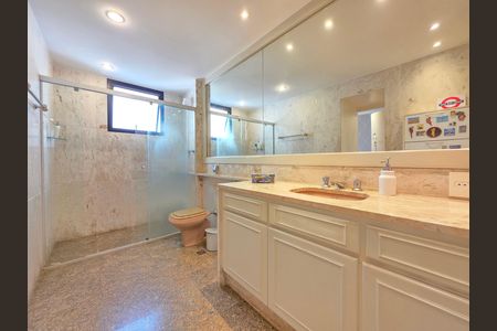 Apartamento à venda com 302m², 4 quartos e 3 vagas Apartamento à venda com 302m², 4 quartos e 3 vagasBanheiro da Suíte 2