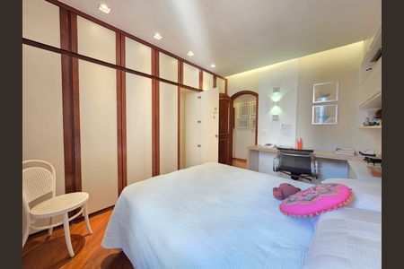 Apartamento à venda com 302m², 4 quartos e 3 vagas Apartamento à venda com 302m², 4 quartos e 3 vagasQuarto Suíte 2