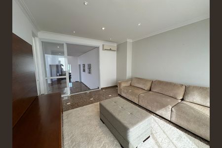 Casa de condomínio à venda com 600m², 4 quartos e 2 vagas Casa de condomínio à venda com 600m², 4 quartos e 2 vagasSala de TV