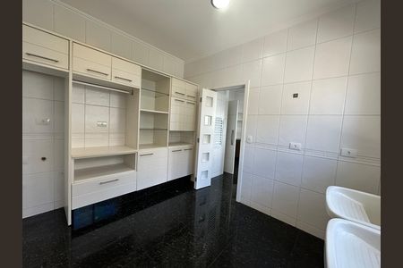 Casa de condomínio à venda com 600m², 4 quartos e 2 vagas Casa de condomínio à venda com 600m², 4 quartos e 2 vagasÁrea de Serviço