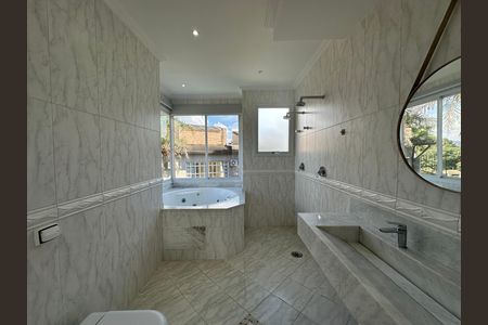 Casa de condomínio à venda com 600m², 4 quartos e 2 vagas Casa de condomínio à venda com 600m², 4 quartos e 2 vagasBanheiro da Suíte 4