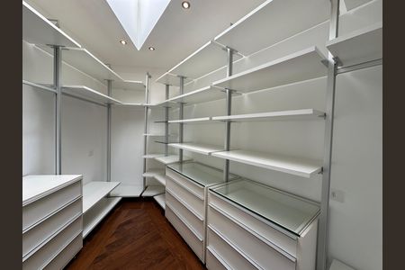 Casa de condomínio à venda com 600m², 4 quartos e 2 vagas Casa de condomínio à venda com 600m², 4 quartos e 2 vagasCloset da suíte 4