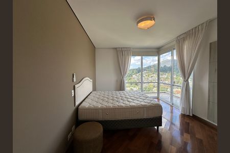 Casa de condomínio à venda com 600m², 4 quartos e 2 vagas Casa de condomínio à venda com 600m², 4 quartos e 2 vagasSuíte 4