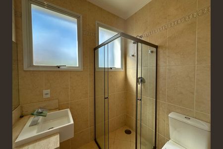 Casa de condomínio à venda com 600m², 4 quartos e 2 vagas Casa de condomínio à venda com 600m², 4 quartos e 2 vagasBanheiro da Suíte 1