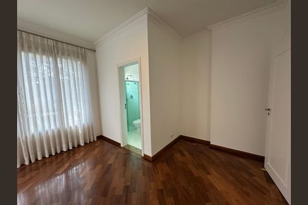 Casa de condomínio à venda com 600m², 4 quartos e 2 vagas Casa de condomínio à venda com 600m², 4 quartos e 2 vagasSuíte 2