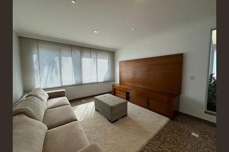 Casa de condomínio à venda com 600m², 4 quartos e 2 vagas Casa de condomínio à venda com 600m², 4 quartos e 2 vagasSala de TV