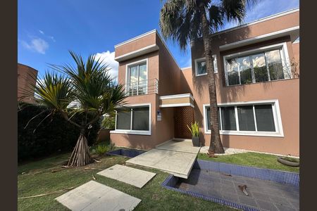 Casa de condomínio à venda com 600m², 4 quartos e 2 vagas Casa de condomínio à venda com 600m², 4 quartos e 2 vagasFachada