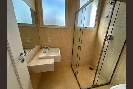 Casa de condomínio à venda com 600m², 4 quartos e 2 vagas Casa de condomínio à venda com 600m², 4 quartos e 2 vagasBanheiro da Suíte 1