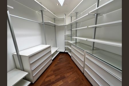 Casa de condomínio à venda com 600m², 4 quartos e 2 vagas Casa de condomínio à venda com 600m², 4 quartos e 2 vagasCloset da suíte 4