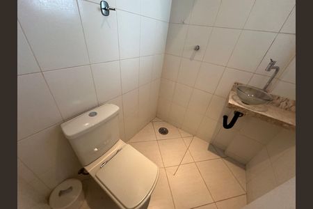 Casa de condomínio à venda com 600m², 4 quartos e 2 vagas Casa de condomínio à venda com 600m², 4 quartos e 2 vagasBanheiro de serviço