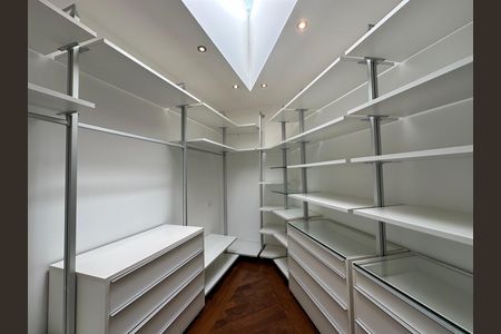 Casa de condomínio à venda com 600m², 4 quartos e 2 vagas Casa de condomínio à venda com 600m², 4 quartos e 2 vagasCloset da suíte 4