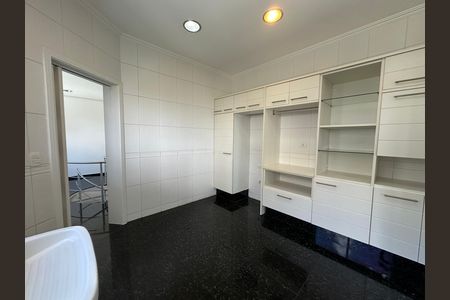 Casa de condomínio à venda com 600m², 4 quartos e 2 vagas Casa de condomínio à venda com 600m², 4 quartos e 2 vagasÁrea de Serviço