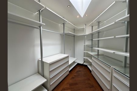 Casa de condomínio à venda com 600m², 4 quartos e 2 vagas Casa de condomínio à venda com 600m², 4 quartos e 2 vagasCloset da suíte 4