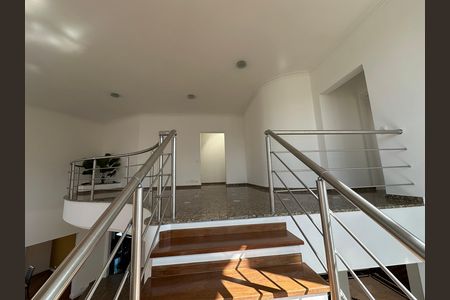 Casa de condomínio à venda com 600m², 4 quartos e 2 vagas Casa de condomínio à venda com 600m², 4 quartos e 2 vagasHall social
