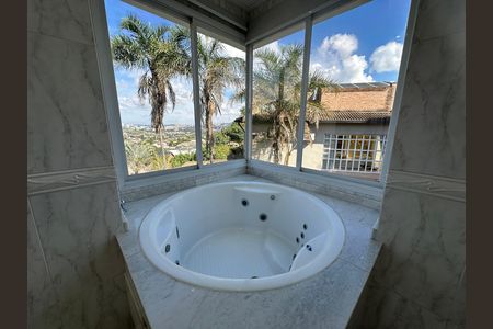 Casa de condomínio à venda com 600m², 4 quartos e 2 vagas Casa de condomínio à venda com 600m², 4 quartos e 2 vagasBanheiro da Suíte 4