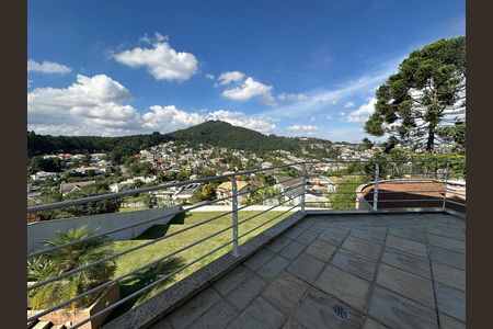 Casa de condomínio à venda com 600m², 4 quartos e 2 vagas Casa de condomínio à venda com 600m², 4 quartos e 2 vagasVaranda