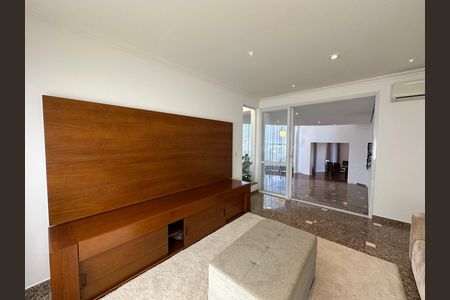 Casa de condomínio à venda com 600m², 4 quartos e 2 vagas Casa de condomínio à venda com 600m², 4 quartos e 2 vagasSala de TV