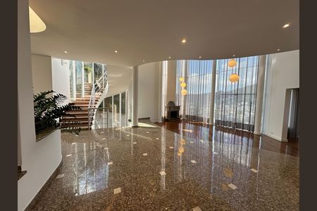 Casa de condomínio à venda com 600m², 4 quartos e 2 vagas Casa de condomínio à venda com 600m², 4 quartos e 2 vagasSala