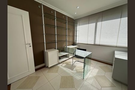 Casa de condomínio à venda com 600m², 4 quartos e 2 vagas Casa de condomínio à venda com 600m², 4 quartos e 2 vagasEscritório