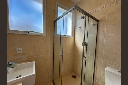 Casa de condomínio à venda com 600m², 4 quartos e 2 vagas Casa de condomínio à venda com 600m², 4 quartos e 2 vagasBanheiro da Suíte 1
