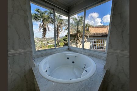 Casa de condomínio à venda com 600m², 4 quartos e 2 vagas Casa de condomínio à venda com 600m², 4 quartos e 2 vagasBanheiro da Suíte 4