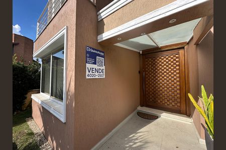 Casa de condomínio à venda com 600m², 4 quartos e 2 vagas Casa de condomínio à venda com 600m², 4 quartos e 2 vagasFachada