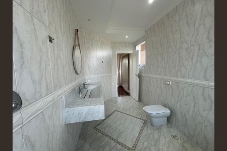 Casa de condomínio à venda com 600m², 4 quartos e 2 vagas Casa de condomínio à venda com 600m², 4 quartos e 2 vagasBanheiro da Suíte 4