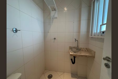 Casa de condomínio à venda com 600m², 4 quartos e 2 vagas Casa de condomínio à venda com 600m², 4 quartos e 2 vagasBanheiro de serviço