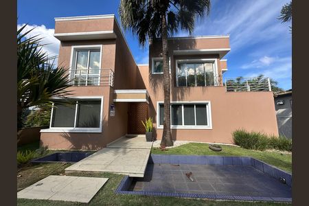 Casa de condomínio à venda com 600m², 4 quartos e 2 vagas Casa de condomínio à venda com 600m², 4 quartos e 2 vagasFachada